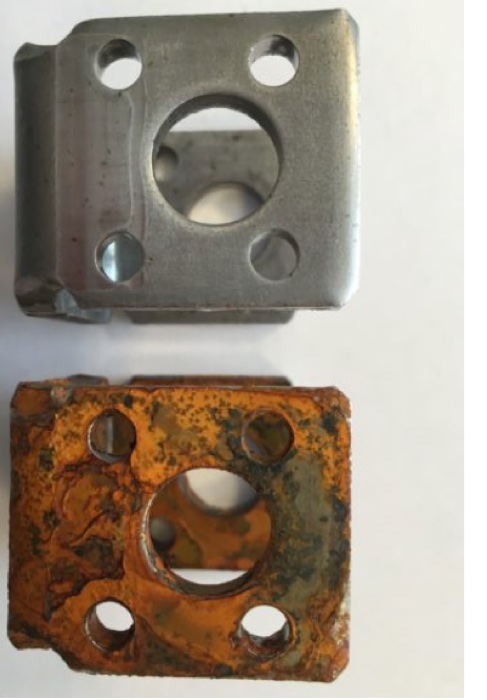 Bauteil mit intakter Oberfläche oben und korrodiertes Vergleichsteil unten
